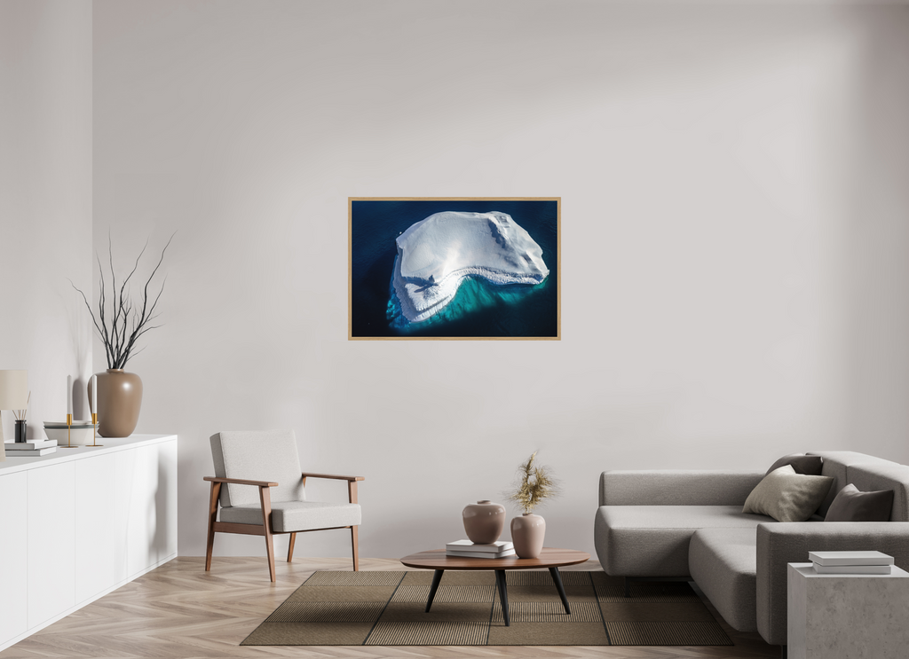 120 x 80 cm, Impression Fine Art encadrée en chêne naturel - mat Le colosse silencieux