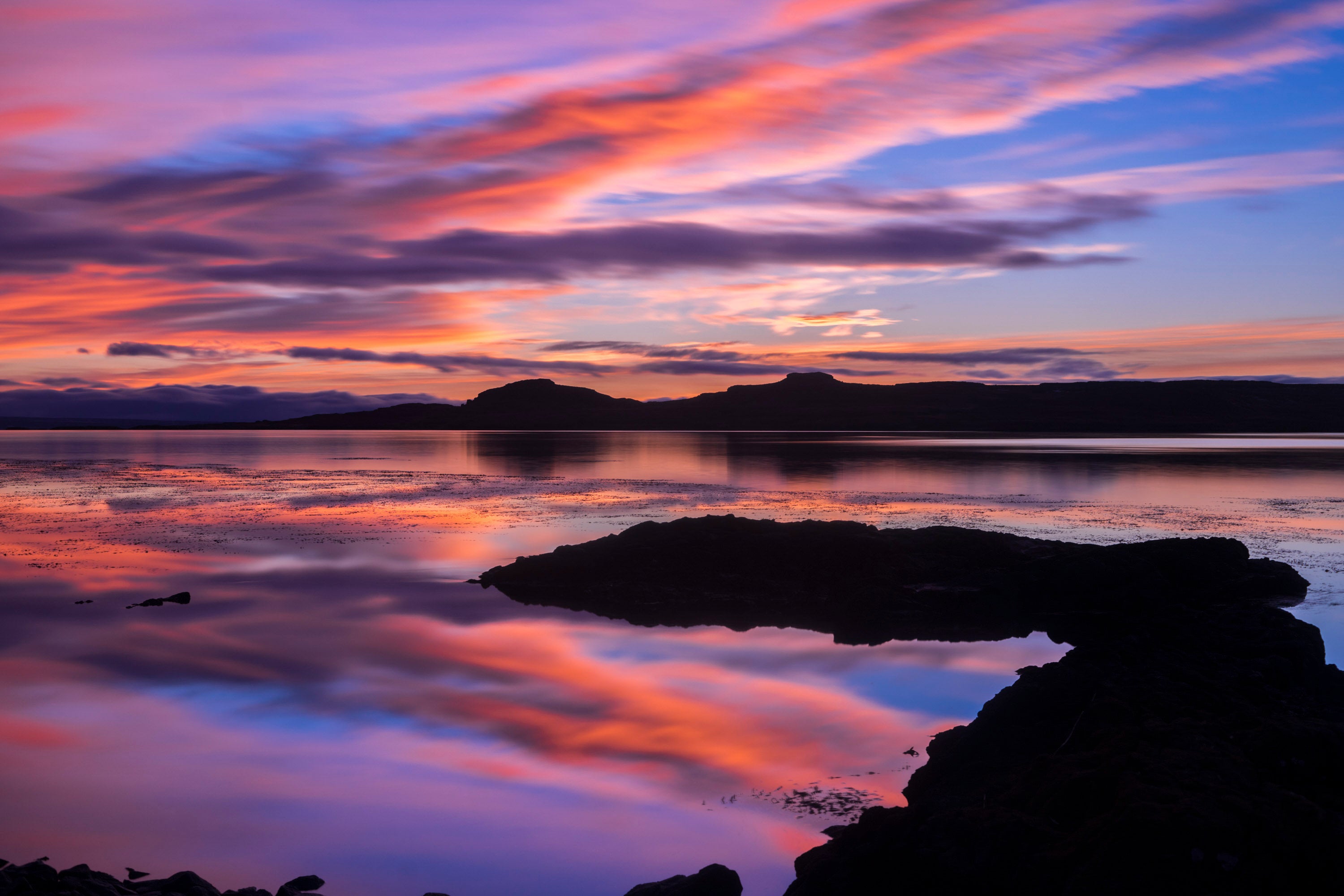coucher de soleil ultra coloré sur une mer d'huile
