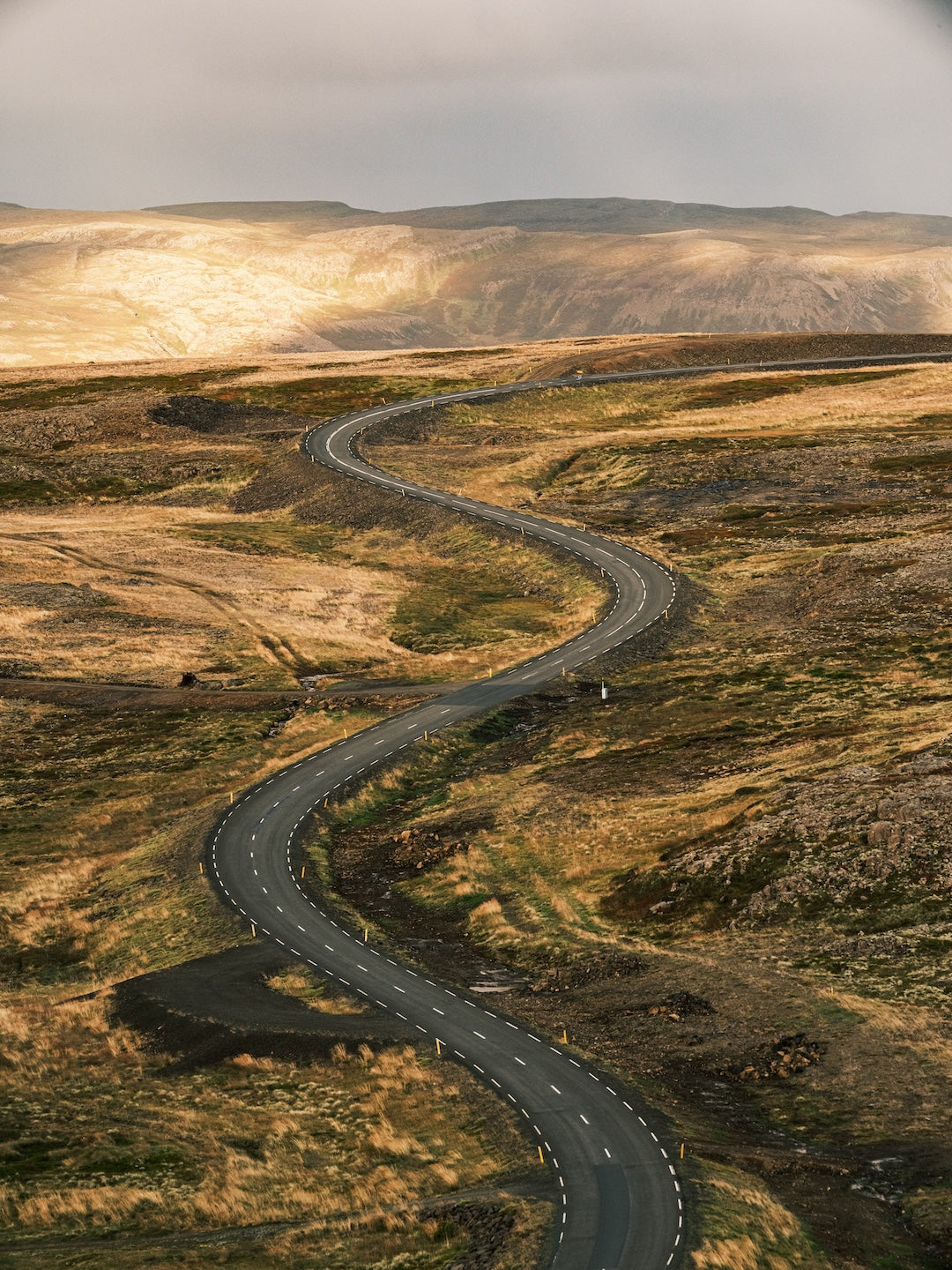 une route sinueuse dans le paysage islandais
